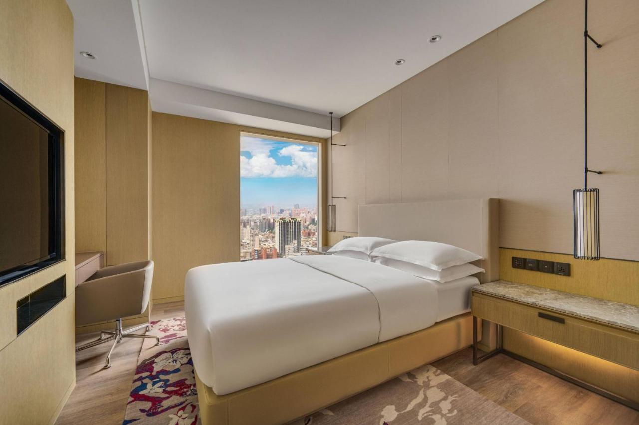 Kaohsiung Marriott Hotel Exterior photo Deluxe King
