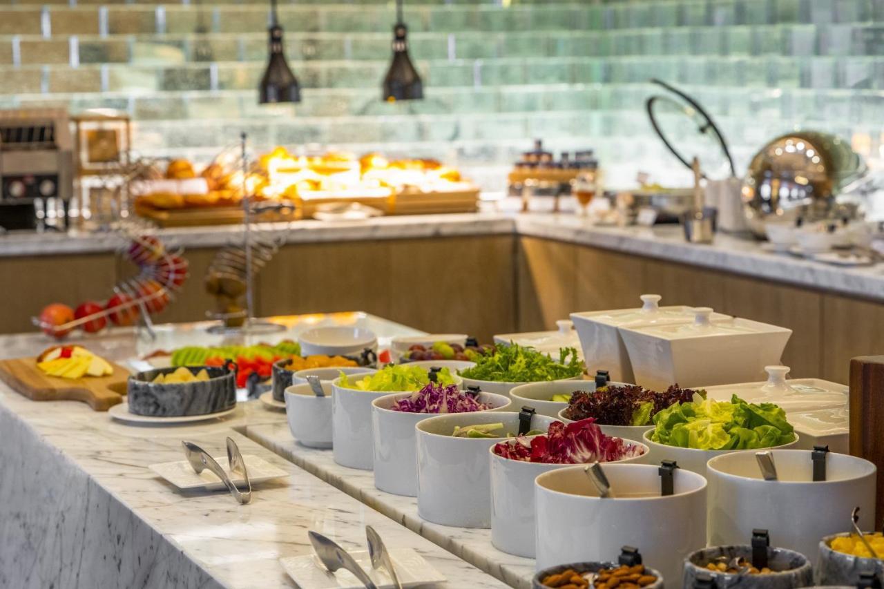 Kaohsiung Marriott Hotel Exterior photo A salad bar