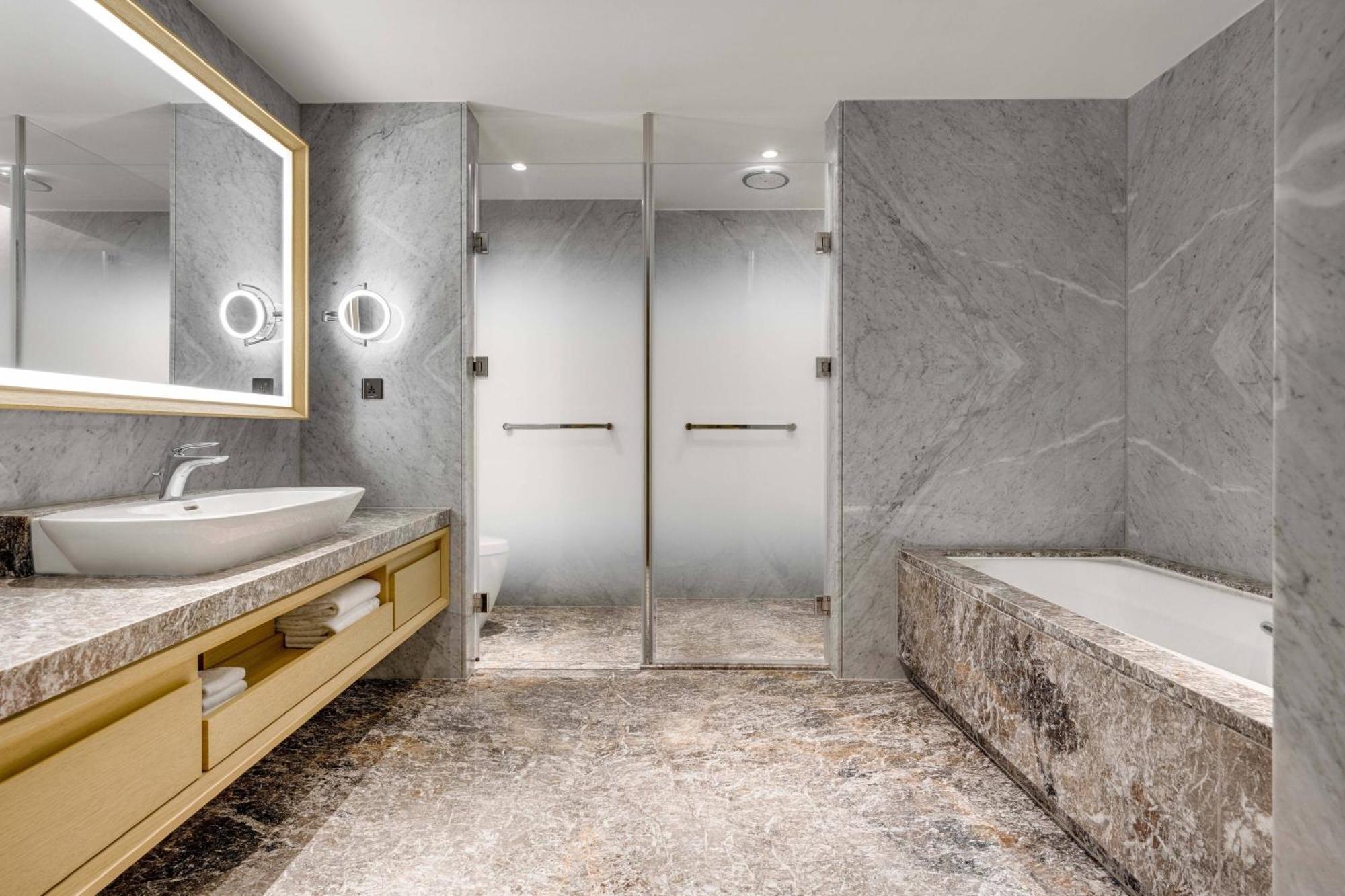 Kaohsiung Marriott Hotel Exterior photo Bathroom